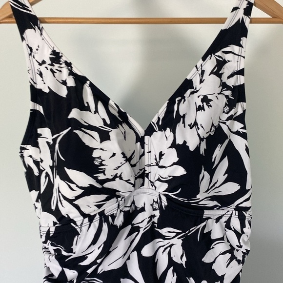 Croft & Barrow One Piece, The Tummy Control Swimsuit Size 20 - Picture 5 of 13